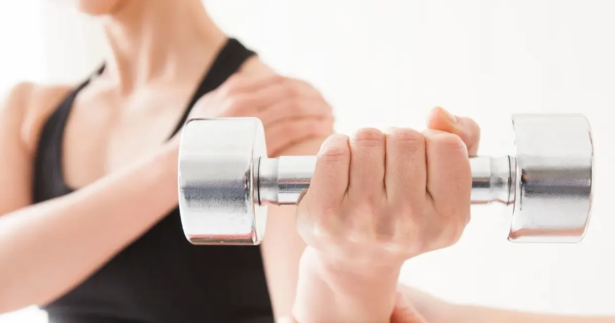 Peut-on soulever des haltères en ayant des implants mammaires