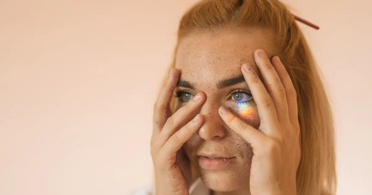 Cernes et poches sous les yeux : quelles solutions pour rajeunir le regard