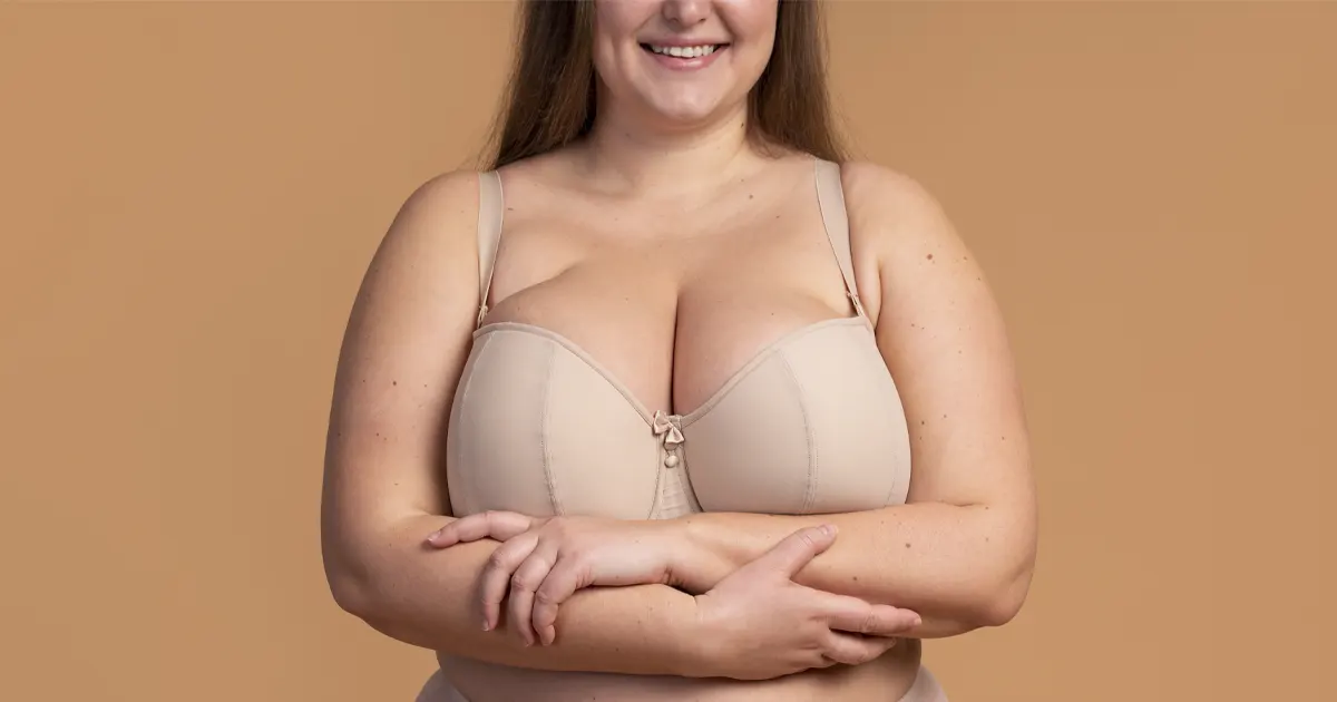 Une poitrine volumineuse peut-elle changer la posture